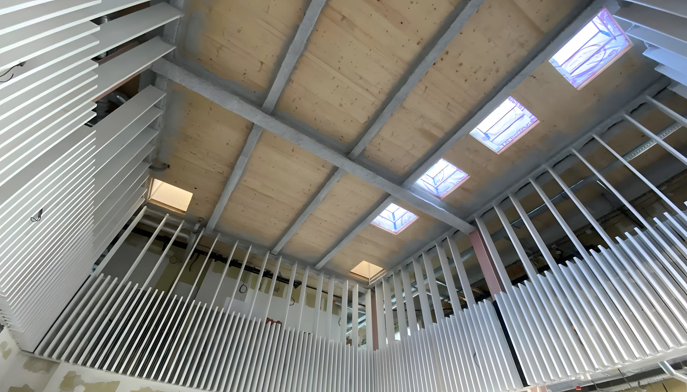 Avant : les baffles blancs sous le plafond bois, pendant les travaux