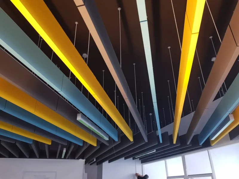 Baffles acoustiques colorés suspendus